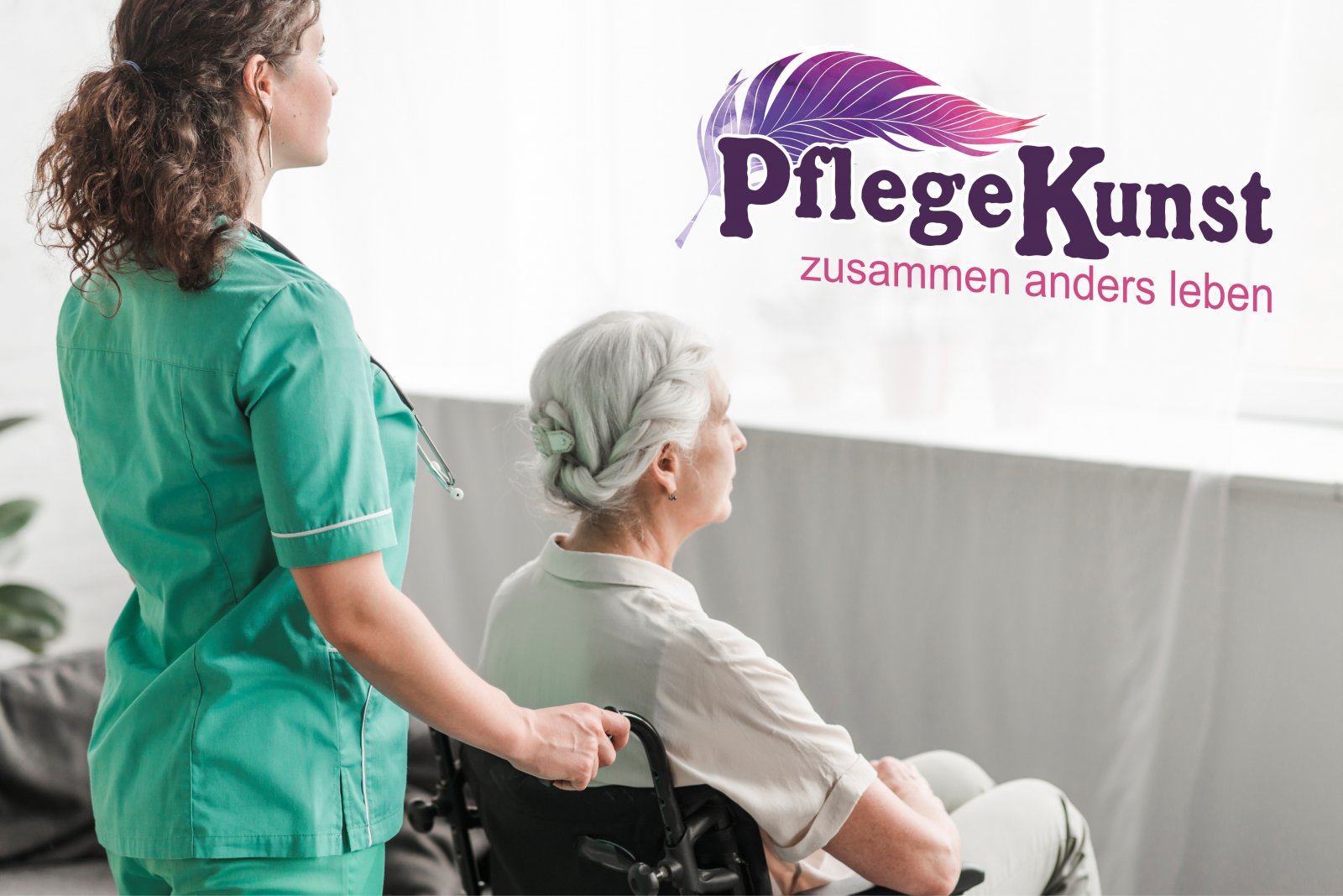 Pflegekraft begleitet Seniorin im Rollstuhl